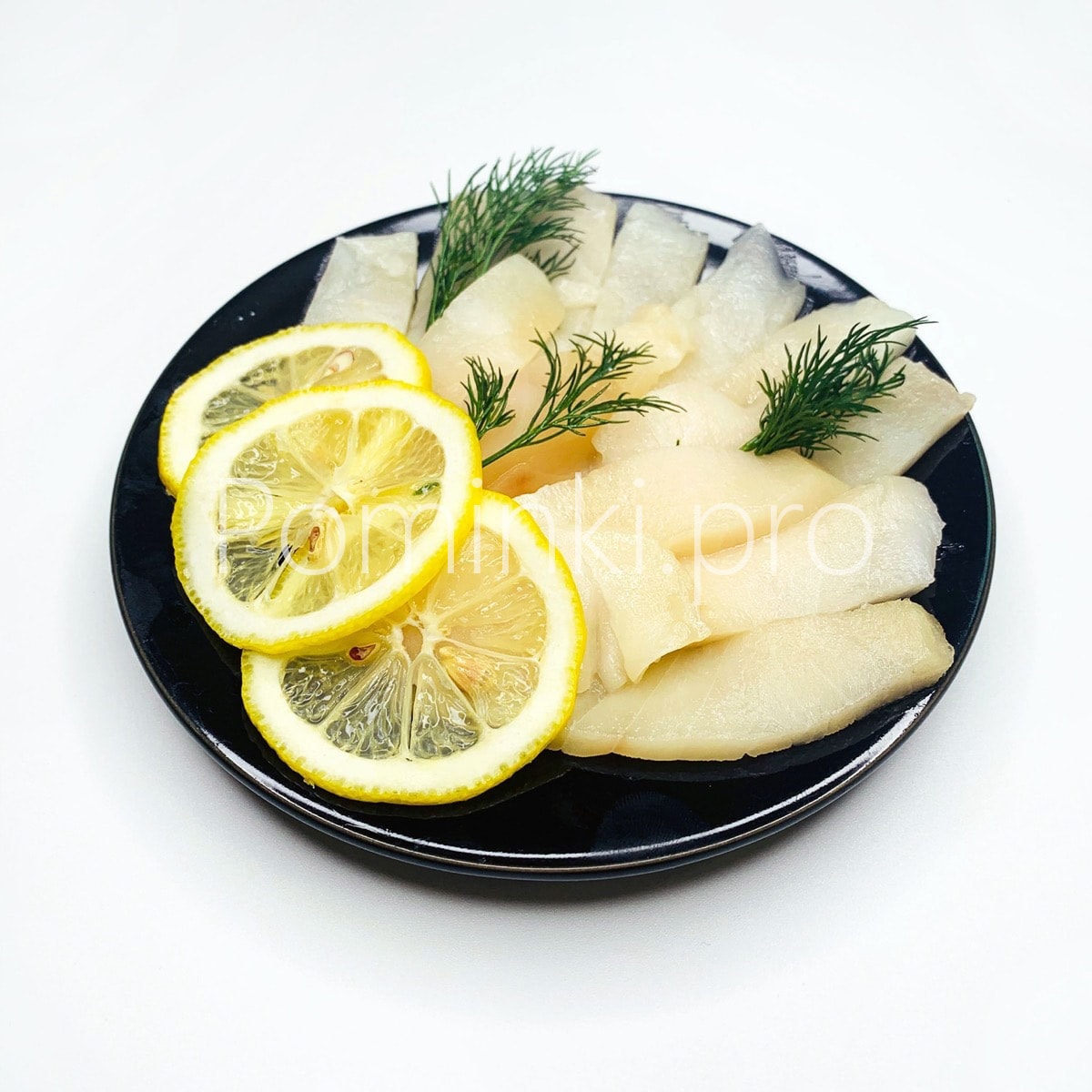 Нарезка масляной рыбы с лимоном и зеленью